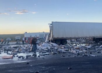 El accidente ocasionó que cerraran la circulación a los automovilistas y se formaran largas filas hacia la carretera libre a Monterrey.