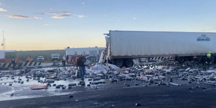 El accidente ocasionó que cerraran la circulación a los automovilistas y se formaran largas filas hacia la carretera libre a Monterrey.