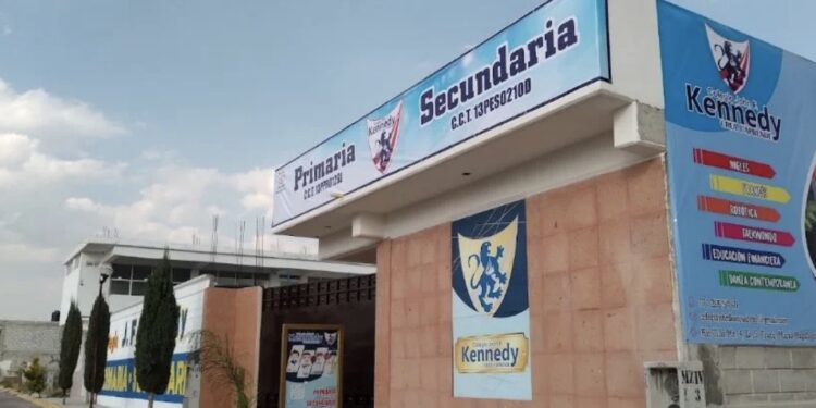 Los alumnos al ver que la mujer se desvaneció, pidieron apoyo al plantel educativo.