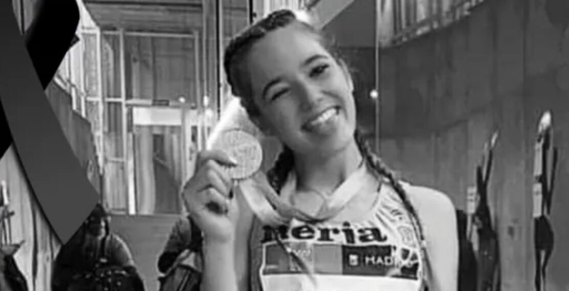 La joven también era una estudiante de universidad; internautas no pueden creer su muerte.