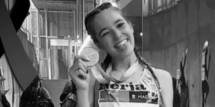 La joven también era una estudiante de universidad; internautas no pueden creer su muerte.