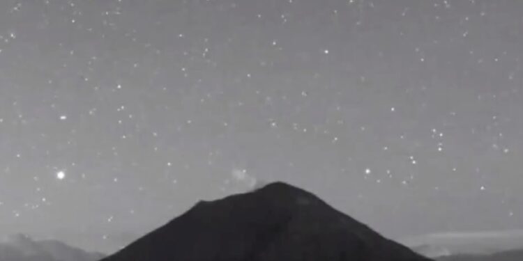 El objeto logró mantenerse en movimiento sobre él volcán aproximadamente un minuto y algunos segundos.