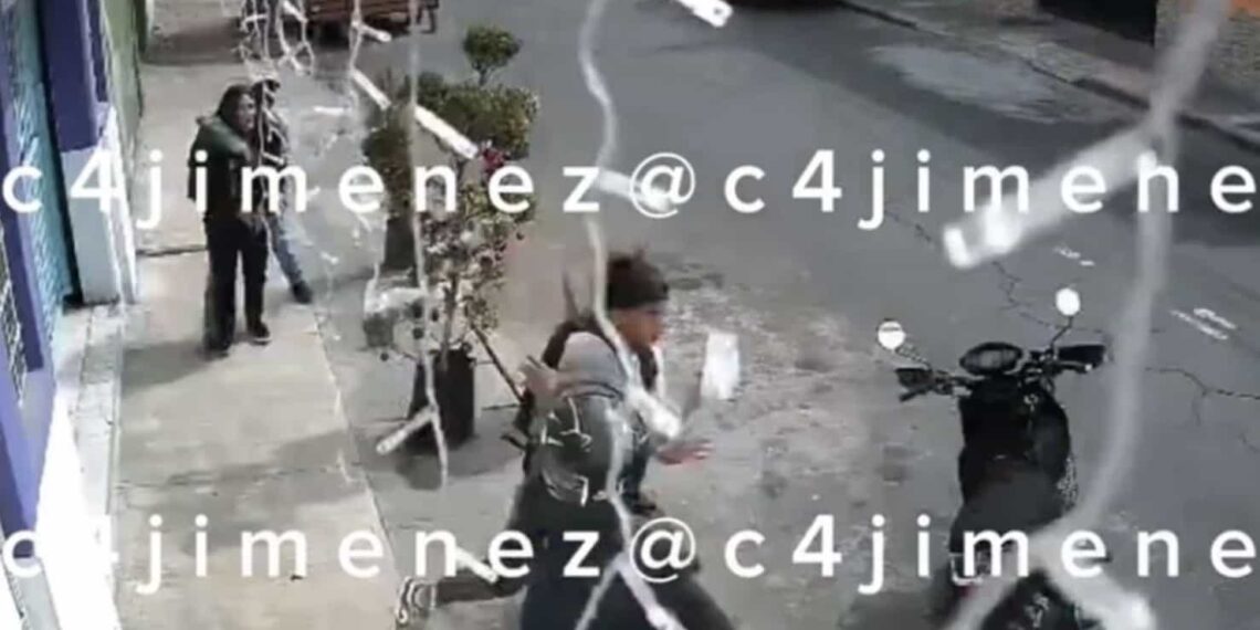 “Hey gu…, ¿cómo la dejas sola?”, gritó uno de los asaltantes, quien aún así le robó el teléfono celular a la joven.