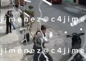 “Hey gu…, ¿cómo la dejas sola?”, gritó uno de los asaltantes, quien aún así le robó el teléfono celular a la joven.