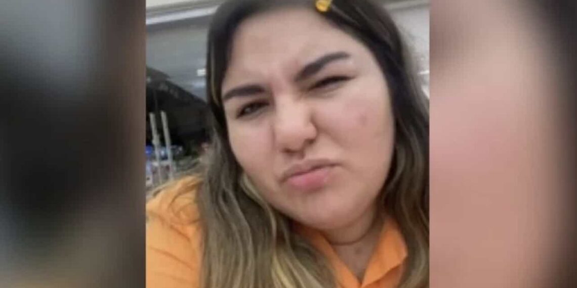 La joven optó por renunciar a través de WhatsApp.