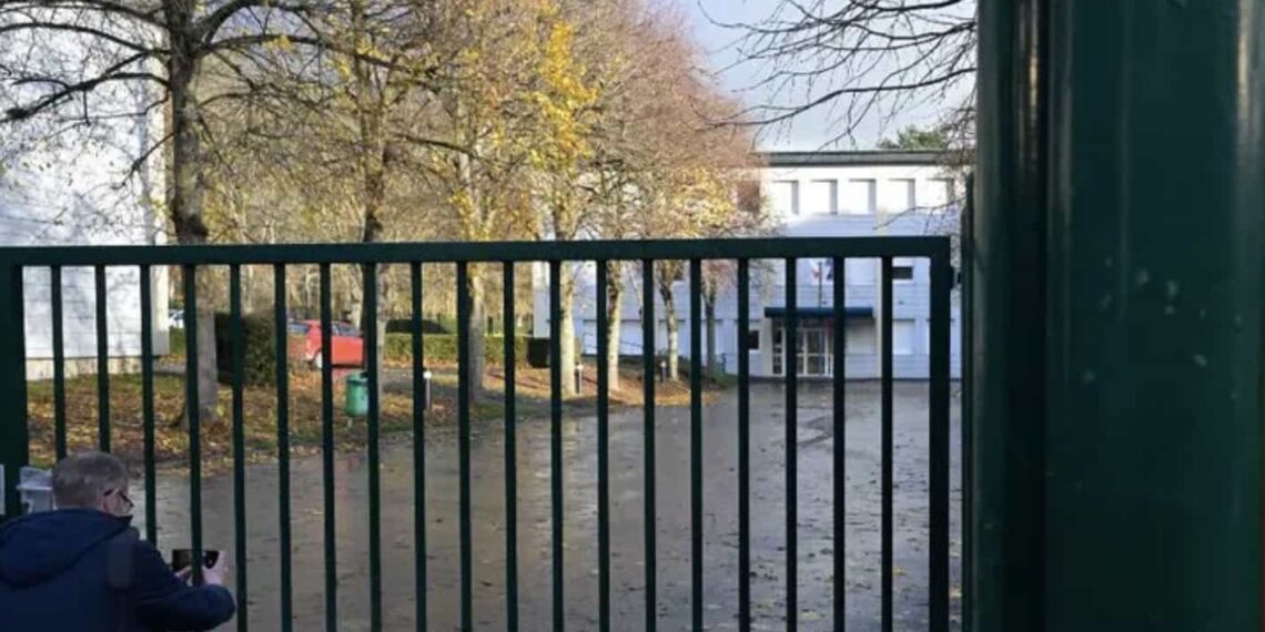 Las autoridades mencionaron que no se reportan heridos tras el atentado en la escuela, ya que la estudiante pudo ser desarmada.