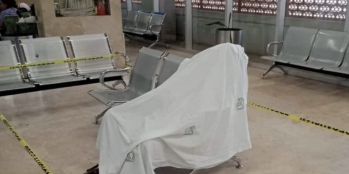 Una de las enfermeras notó la inmovilidad del hombre de 80 años.