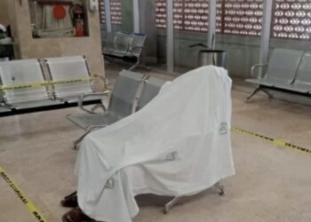 Una de las enfermeras notó la inmovilidad del hombre de 80 años.