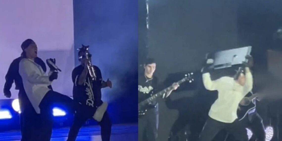 En la grabación se observa cómo el cantante patea la pantalla y posterior la carga y la arroja cerca del público.