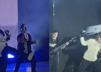 En la grabación se observa cómo el cantante patea la pantalla y posterior la carga y la arroja cerca del público.