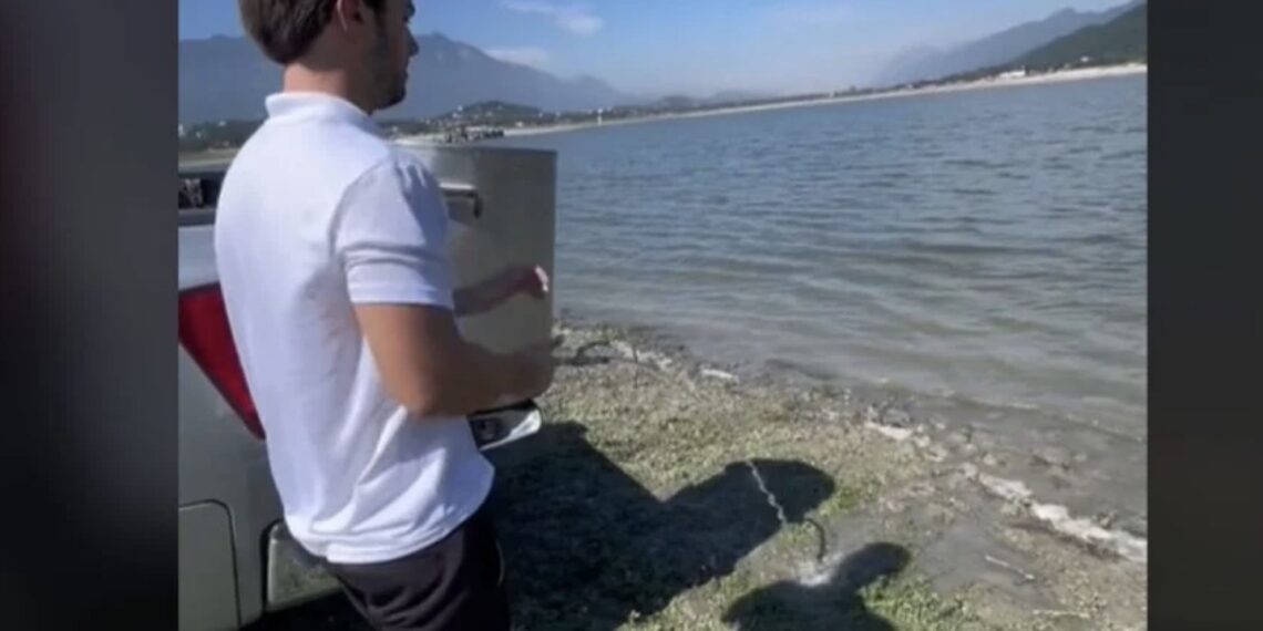 Su idea de vaciar agua para contribuir a la sequía no fue bien visto por usuarios de Tiktok que dejaron decenas de comentarios