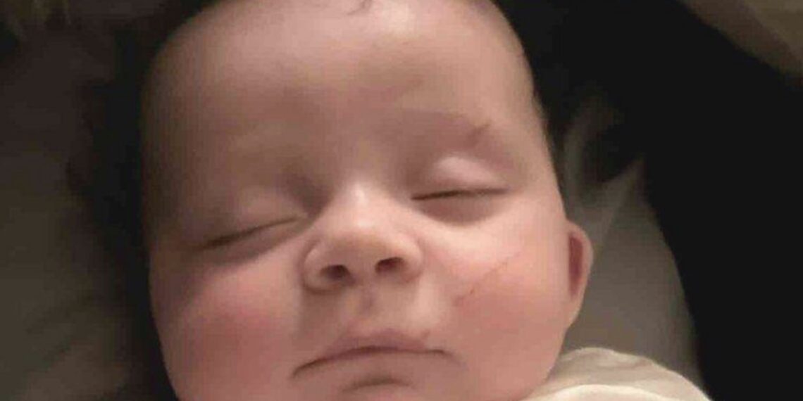 Moore, de 22 años de edad, contó a un canal de noticias local que el moisés en el que estaba su bebé “fue
lo primero que voló”.