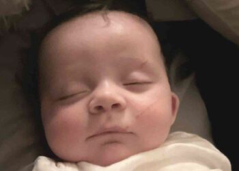 Moore, de 22 años de edad, contó a un canal de noticias local que el moisés en el que estaba su bebé “fue
lo primero que voló”.