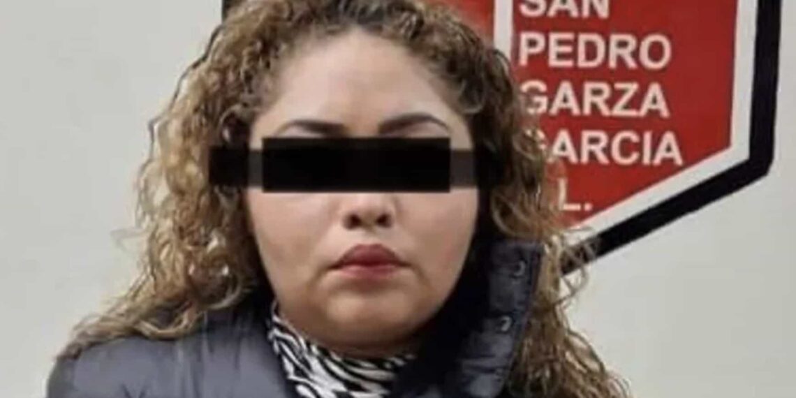 Al lugar arribaron elementos de la Policía de San Pedro, para formalizar el arresto de la mujer de 22 años identificada como Ariana Monserrat “N”.