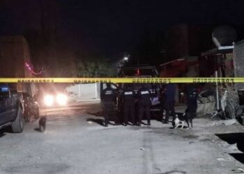 La mujer presenció cuando su hijo atacó con un arma blanca a un joven en su domicilio.