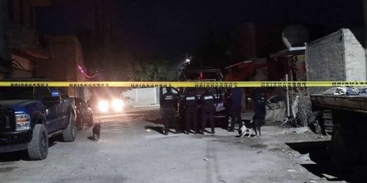 La mujer presenció cuando su hijo atacó con un arma blanca a un joven en su domicilio.