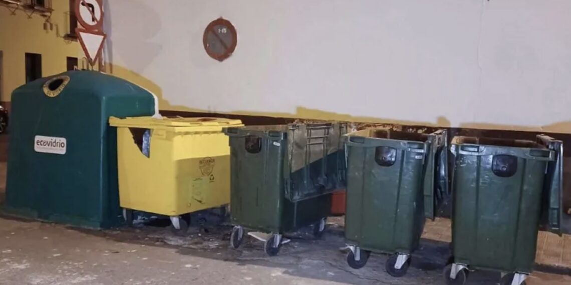 Un hombre que se encontraba en un área donde hay diversos tambos de basura en las calles de España se topó con una sorpresa al indagar dentro de uno luego de escuchar diversos ruidos.
Fue en la localidad de Los Palacios y Villafranca en Sevilla, España donde al escuchar llantos provenientes de un contenedor de basura un hombre se acercó para verificar qué era lo que ocurría.
Te recomendamos
Secretaría del Bienestar ofrece apoyo de 60 MIL PESOS: cuándo y quiénes lo recibirán
Nacional Redacción
arrow-circle-right
Al invstigar, el sujeto notó a un bebé que aún tenía el cordón umbilical colgando que estaba con vida y abandonado en la basura.
¿Qué pasó con el bebé?
De acuerdo a la información de las autoridades locales, al ser alertados del bebé en la basura aún con vida acudieron de forma inmediata para verificar el estado de salud.
Según los hechos, el hombre encontró al bebé dentro de un tambo de basura cerca de las 6 de la tarde, por lo que lo rescató y pidió ayuda de unas vecinas de la zona quienes lo arroparon y cuidaron hasta que llegaron servicios médicos para darle atención especializada.
Después de esto se confirmó que era una niña que apneas tenía dos horas de nacida por lo que fue puesta bajo observación para cuidar de su salud.
Luego de un día, diarios en España informaron que la bebé encontrada en la basura por un hombre presentaba buen estado de salud, sin embargo seguía bajo revisión médica.
Finalmente se comprobó que la bebé ya se encontraba fuera de cualquier peligro pues su salud era reportada como estable.
Te recomendamos
Cuáles son los DESCUENTOS de INAPAM en boletos de autobuses y aviones para fin de año
Nacional Redacción
arrow-circle-right
La policía informó que se encuentran investigando el caso de quién fue la o las personas que dejaron a la bebé en el tambo de basura y por qué decidieron hacerlo.
Los médicos se dijeron sorprendidos ante el gran avance de la salud de la bebé que a pesar de haber sido abandonada en un bote de basura cerrado y con apenas dos horas de nacida logró aferrarse a la vida y sobrevivir hasta que recibió cuidado médicos.