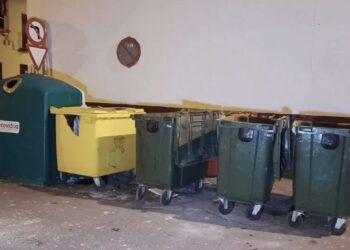 Un hombre que se encontraba en un área donde hay diversos tambos de basura en las calles de España se topó con una sorpresa al indagar dentro de uno luego de escuchar diversos ruidos.

Fue en la localidad de Los Palacios y Villafranca en Sevilla, España donde al escuchar llantos provenientes de un contenedor de basura un hombre se acercó para verificar qué era lo que ocurría.

Te recomendamos
Secretaría del Bienestar ofrece apoyo de 60 MIL PESOS: cuándo y quiénes lo recibirán
Nacional Redacción
arrow-circle-right
Al invstigar, el sujeto notó a un bebé que aún tenía el cordón umbilical colgando que estaba con vida y abandonado en la basura.

¿Qué pasó con el bebé?
De acuerdo a la información de las autoridades locales, al ser alertados del bebé en la basura aún con vida acudieron de forma inmediata para verificar el estado de salud.

Según los hechos, el hombre encontró al bebé dentro de un tambo de basura cerca de las 6 de la tarde, por lo que lo rescató y pidió ayuda de unas vecinas de la zona quienes lo arroparon y cuidaron hasta que llegaron servicios médicos para darle atención especializada.

Después de esto se confirmó que era una niña que apneas tenía dos horas de nacida por lo que fue puesta bajo observación para cuidar de su salud.

Luego de un día, diarios en España informaron que la bebé encontrada en la basura por un hombre presentaba buen estado de salud, sin embargo seguía bajo revisión médica.

Finalmente se comprobó que la bebé ya se encontraba fuera de cualquier peligro pues su salud era reportada como estable.

Te recomendamos
Cuáles son los DESCUENTOS de INAPAM en boletos de autobuses y aviones para fin de año
Nacional Redacción
arrow-circle-right
La policía informó que se encuentran investigando el caso de quién fue la o las personas que dejaron a la bebé en el tambo de basura y por qué decidieron hacerlo.

Los médicos se dijeron sorprendidos ante el gran avance de la salud de la bebé que a pesar de haber sido abandonada en un bote de basura cerrado y con apenas dos horas de nacida logró aferrarse a la vida y sobrevivir hasta que recibió cuidado médicos.