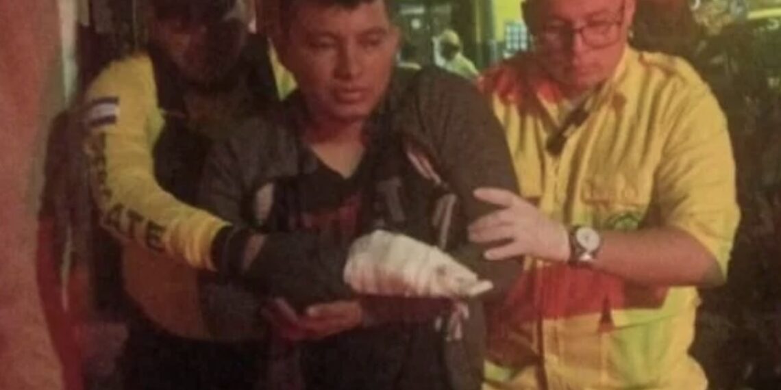 Un terrible accidente sufrió un hombre que jugaba con cohetes; uno llamado 'mortero' le estalló en la mano y perdió todos sus dedos