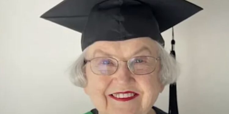 Todos los esfuerzos valen la pena. Con 90 años, Minnie terminó su maestría y consiguió trabajo; conoce su historia de éxito.
