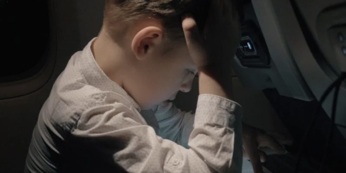 La abuela del niño, quien lo esperaba en el aeropuerto del destino, entró en pánico al no ver salir a su nieto del avión donde debió viajar.