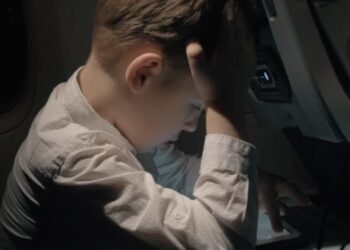 La abuela del niño, quien lo esperaba en el aeropuerto del destino, entró en pánico al no ver salir a su nieto del avión donde debió viajar.