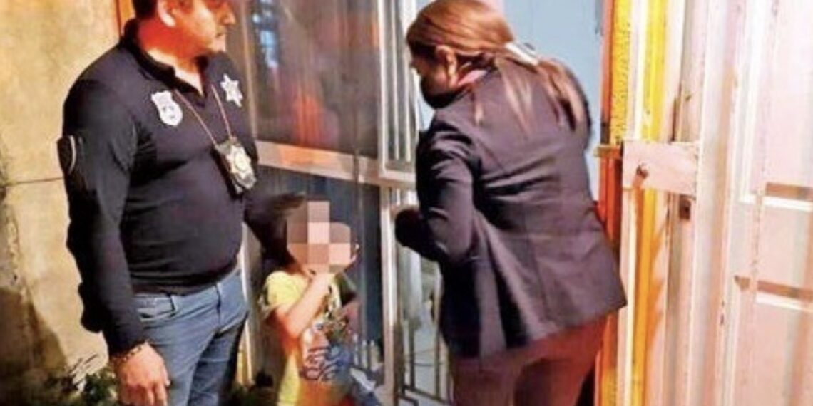 En Veracruz, dos niños de tres y seis años respectivamente fueron rescatados de una vivienda que se incendiaba; ambos querían cocinar un gato sin vida.