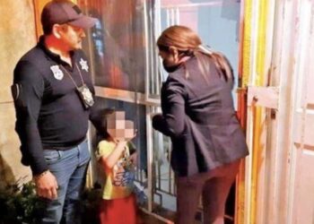 En Veracruz, dos niños de tres y seis años respectivamente fueron rescatados de una vivienda que se incendiaba; ambos querían cocinar un gato sin vida.