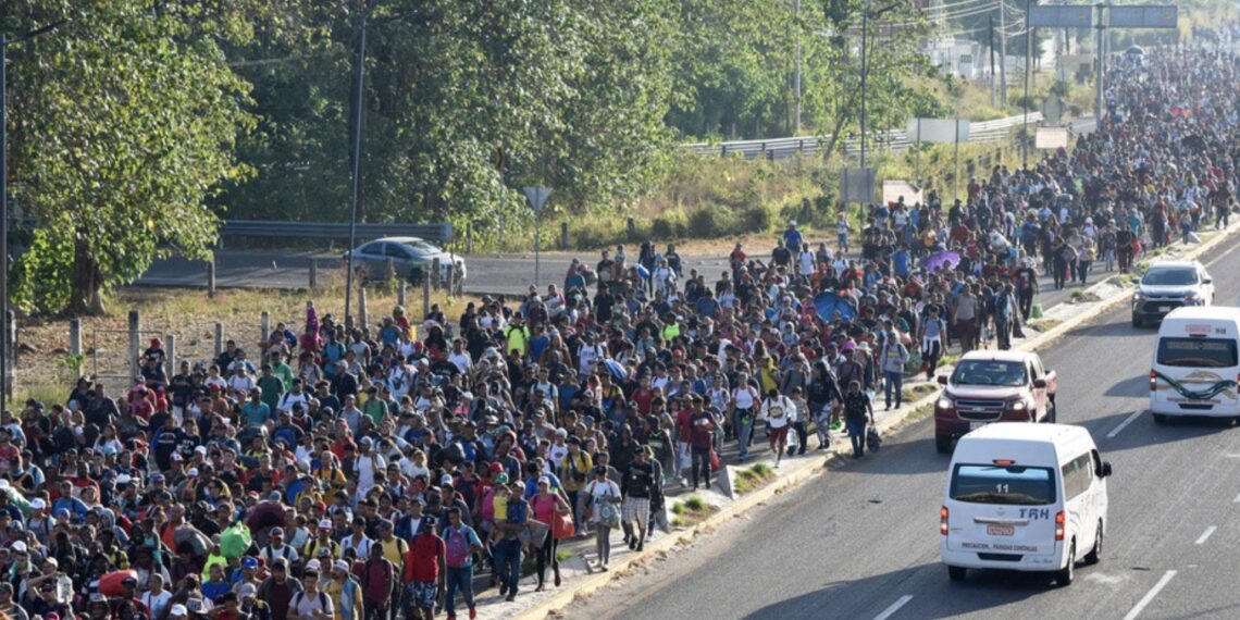 Migrantes en caravana por el sur de México demandan más oportunidades para aquellos que huyen de la pobreza