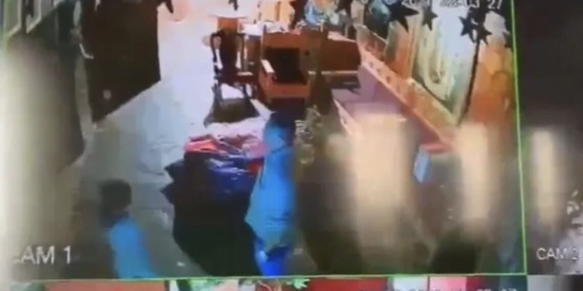 Según Salazar, el sacerdote involucrado, identificado como Gerardo, habría abusado de Abner y también habría intentado abusar sexualmente de al menos otros 10 niños.