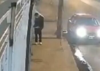 El hombre perdió una de sus piernas y varias extremidades cuando el explosivo estalló.