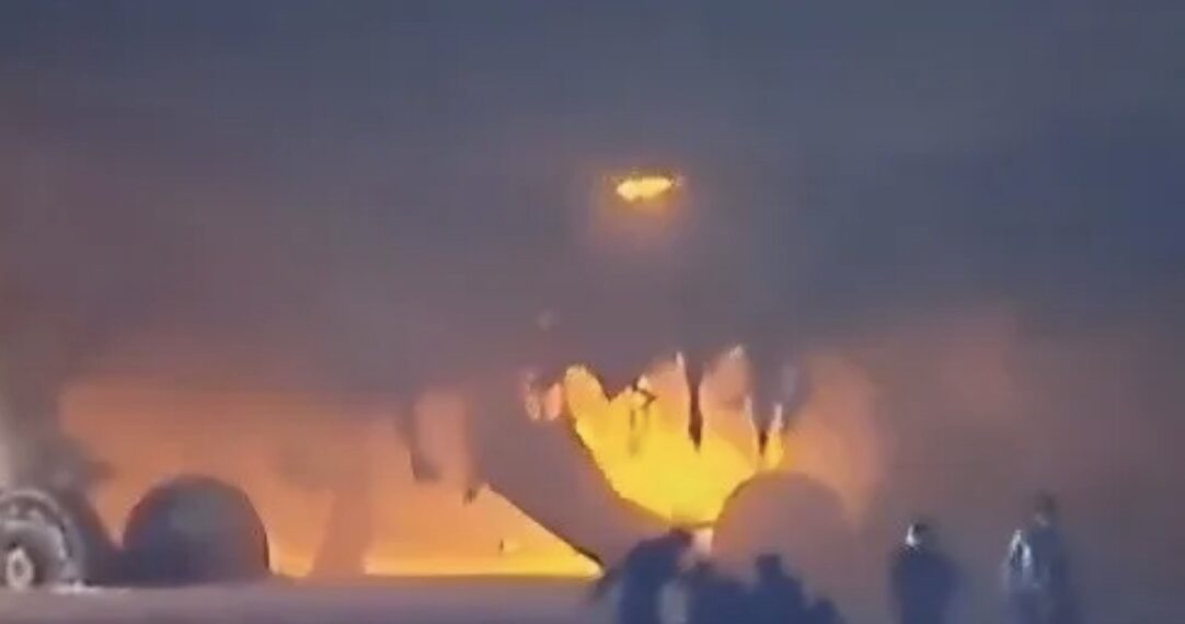 El choque de un avión de pasajeros contra otro de la guardia costera, que llevaba ayuda para víctimas del terremoto, causó 5 muertes.