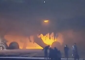 El choque de un avión de pasajeros contra otro de la guardia costera, que llevaba ayuda para víctimas del terremoto, causó 5 muertes.