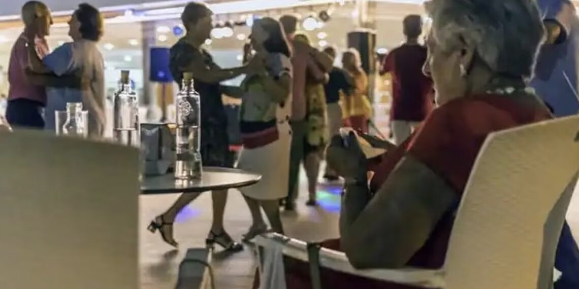 Discriminan a 18 mujeres en discoteca; les piden que se retiren por tener más de 50 años