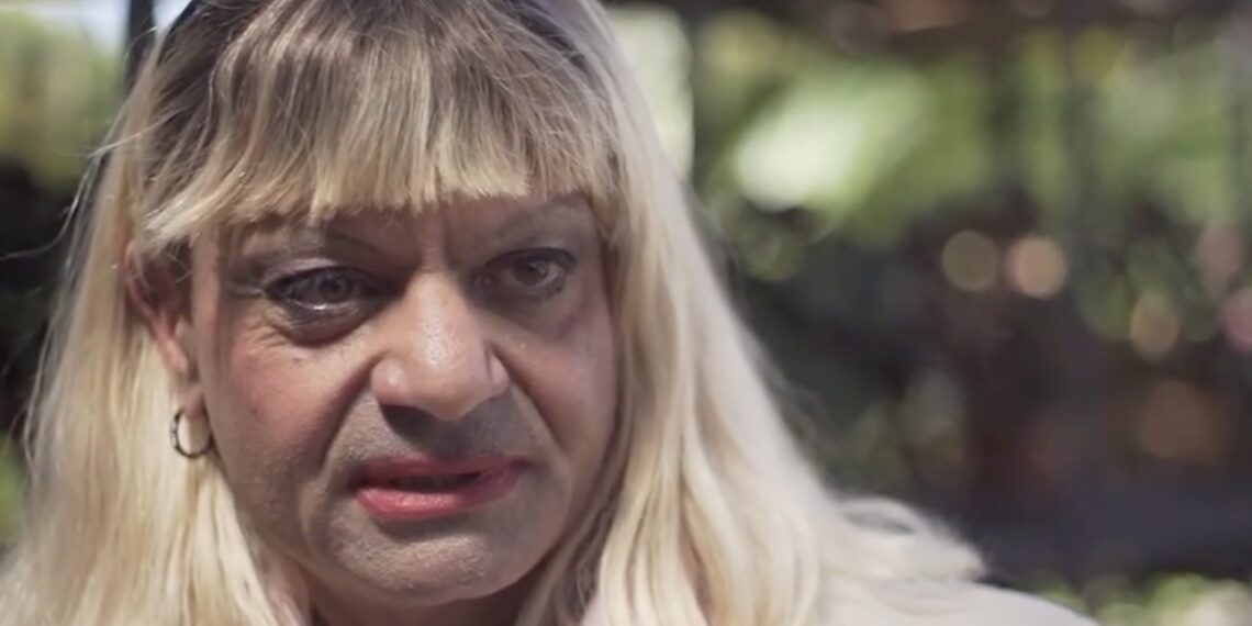 Tiene 48 años y fue la primera del mundo en cruzar el océano Atlántico al mando de un avión de pasajeros. Conocé su historia.