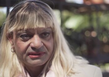 Tiene 48 años y fue la primera del mundo en cruzar el océano Atlántico al mando de un avión de pasajeros. Conocé su historia.