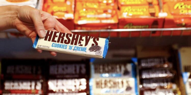 Cynthia Kelly, una residente de Florida (Estados Unidos) presentó días antes de finalizar el 2023 una demanda colectiva federal contra Hershey's