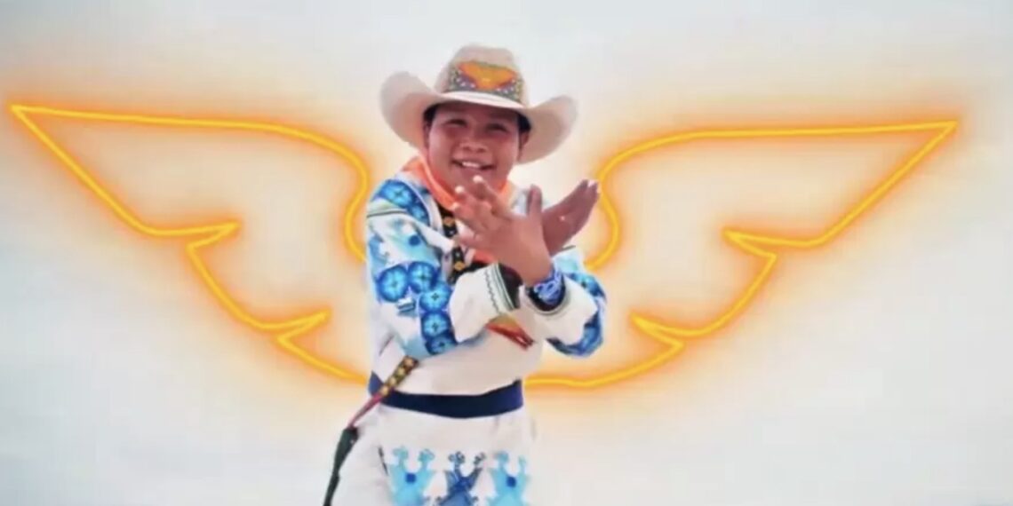 "Na na na na na, na na na". El niño huichol ahora luce unos tenis "fosfo, fosfo".