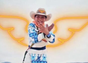 "Na na na na na, na na na". El niño huichol ahora luce unos tenis "fosfo, fosfo".