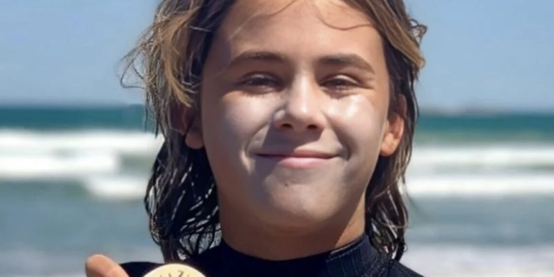 El lugareño Tim Philip tras ver lo que ocurría, entró al agua para rescatar a Khai Cowley, de 15 años, sin embargo, el joven ya había fallecido.