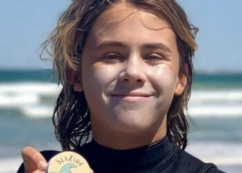 El lugareño Tim Philip tras ver lo que ocurría, entró al agua para rescatar a Khai Cowley, de 15 años, sin embargo, el joven ya había fallecido.