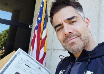 Omar Chaparro obtiene su ciudadanía estadounidense y la presume: “Dios bendiga América”