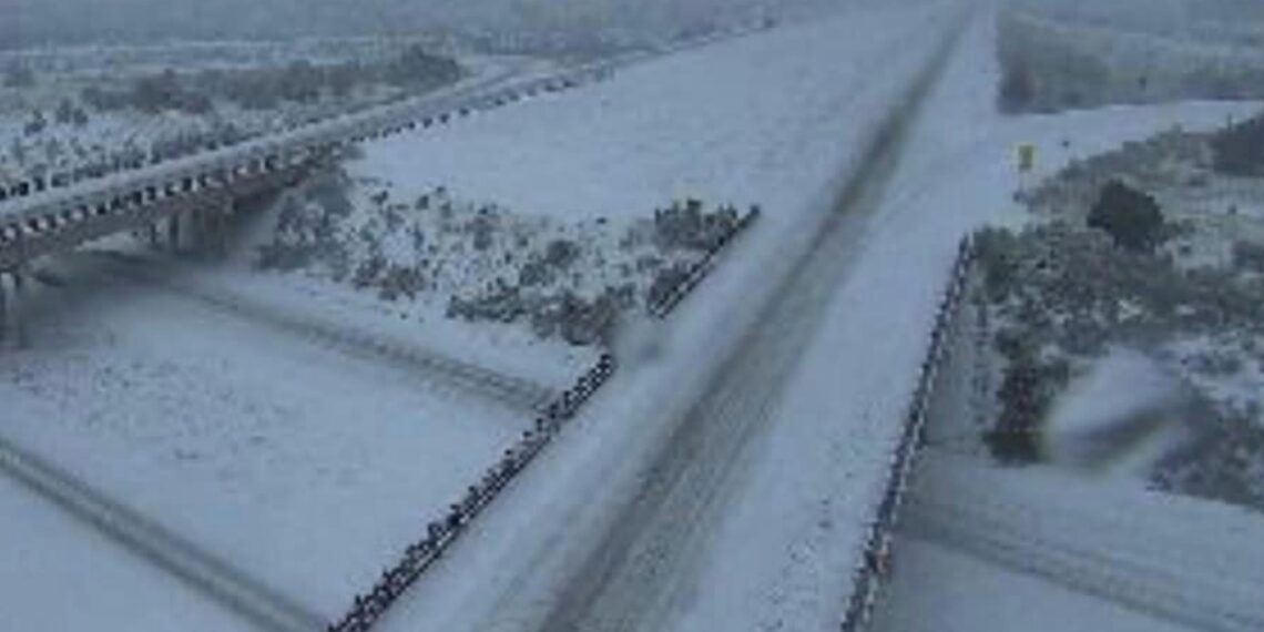 La tormenta está provocando temperaturas gélidas y nieve en partes de Nuevo México.