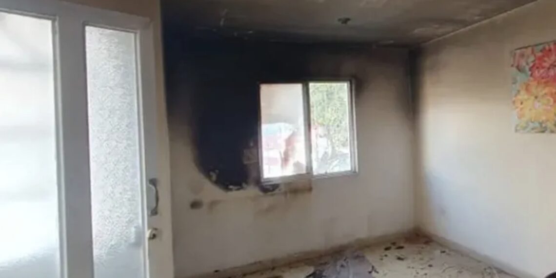El fuego consumió un sillón, un mueble de madera y otros pequeños objetos. Te decimos por qué pueden ocurrir ncendios al cargar un teléfono celular.