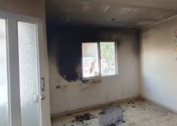 El fuego consumió un sillón, un mueble de madera y otros pequeños objetos. Te decimos por qué pueden ocurrir ncendios al cargar un teléfono celular.