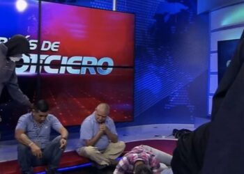 Trabajadores del canal TC Televisión de Guayaquil hablaron del terror que vivieron cuando hombres armados irrumpieron la transmisión de un noticiero en Ecuador.