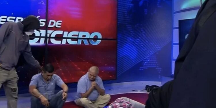 Trabajadores del canal TC Televisión de Guayaquil hablaron del terror que vivieron cuando hombres armados irrumpieron la transmisión de un noticiero en Ecuador.