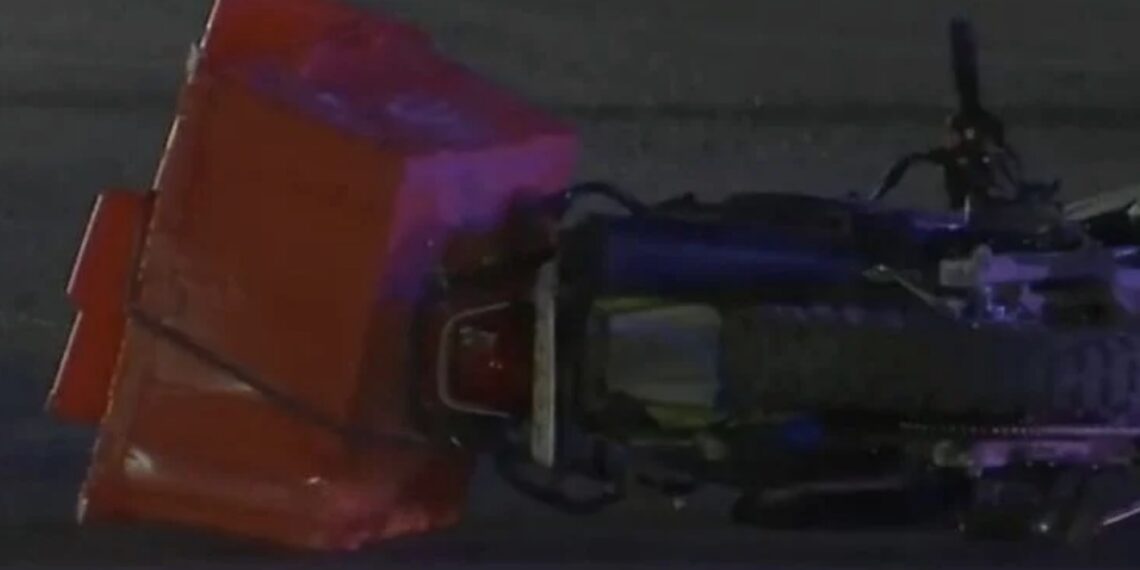 Según testigos, el hombre que viajaba en la motocicleta iba 'texteando' por lo que perdió el control y terminó por derrapar y estrellarse