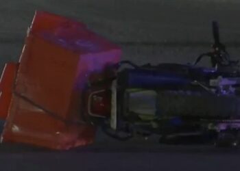 Según testigos, el hombre que viajaba en la motocicleta iba 'texteando' por lo que perdió el control y terminó por derrapar y estrellarse