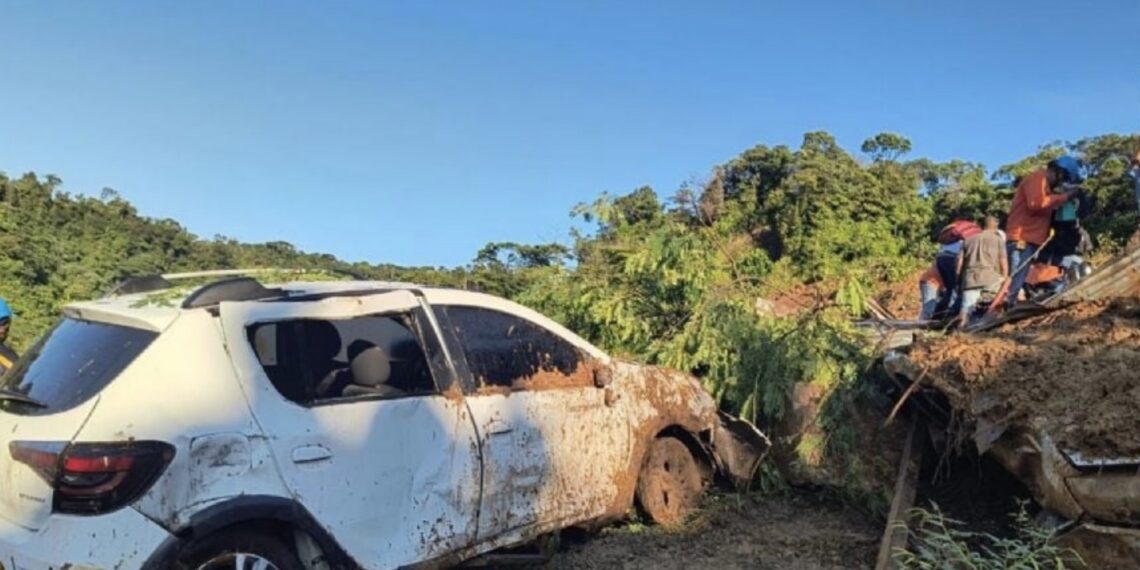 El colapso sepultó varios vehículos que se encontraban detenidos, debido a un deslizamiento que previamente bloqueó la carretera entre Medellín y Quibdó, la capital del Chocó.